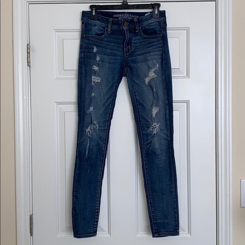 AE Mid-rise Distressed Jeggings!